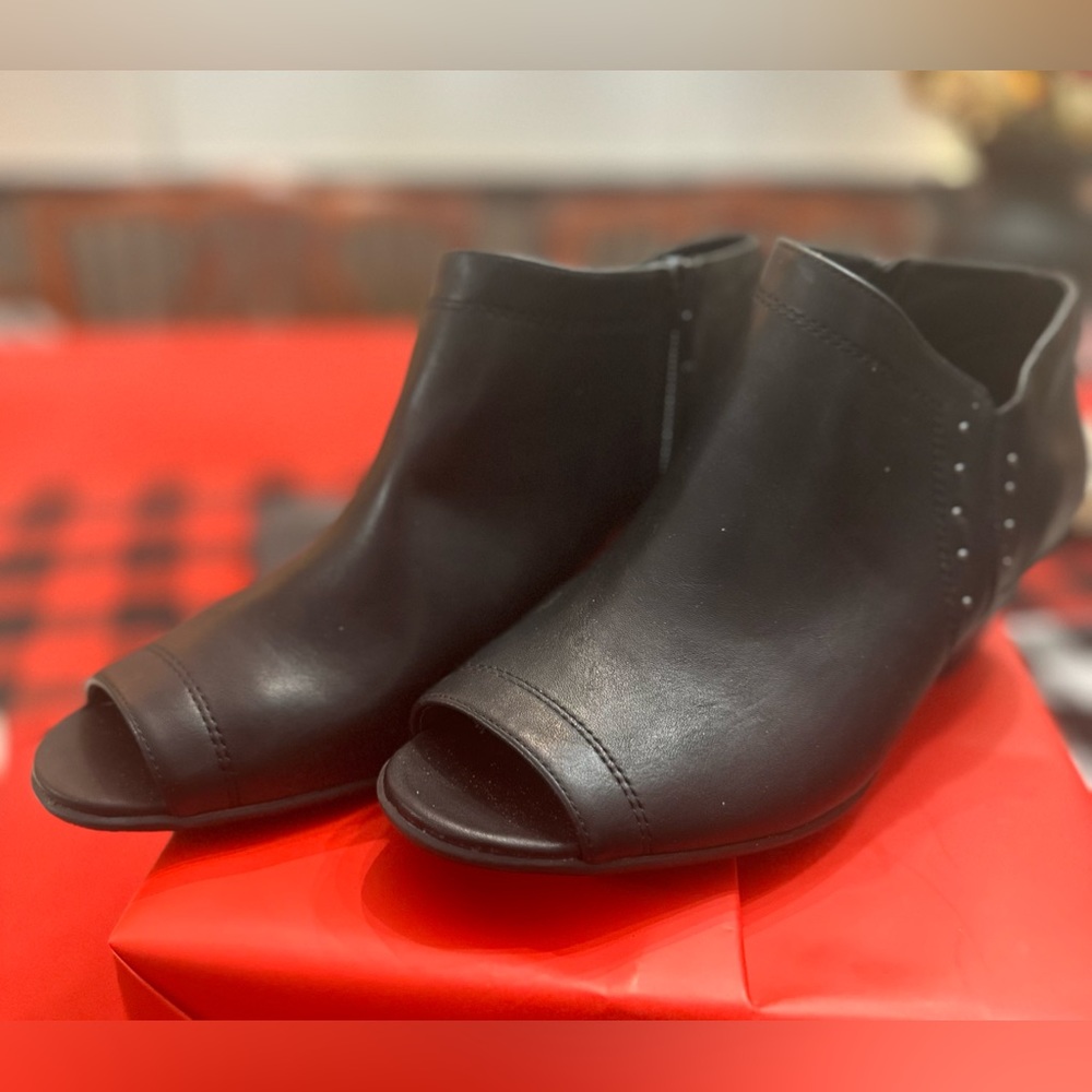 ⭐️Easy Street 2” Black Peep-Toe side Zip Shootie⭐️